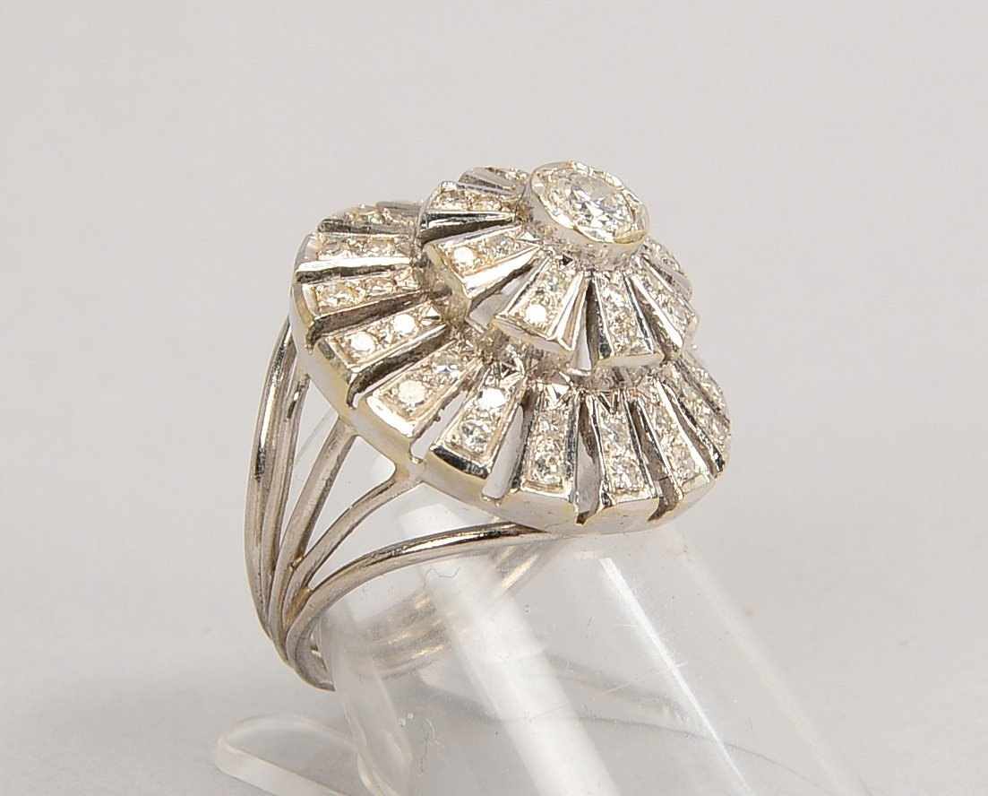 Ring, 750 WG (gest.), mit diversem Diamantbesatz/zus. ca. 1,30 ct; RG 53, Gew. 10,90 g