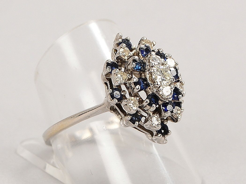 Ring, 585 WG (gepr.), mit Brillant, 10x Diam. und 16x kl. Saphiren; RG 61, Gew. 5,30 g
