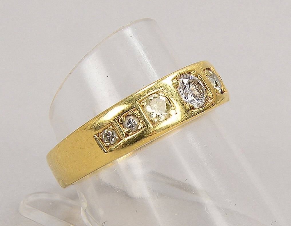 Ring, 585 GG (gest.), mit 7-f. Diamantbesatz/ca. 0,52 ct; RG 57, Gew. 6,90 g