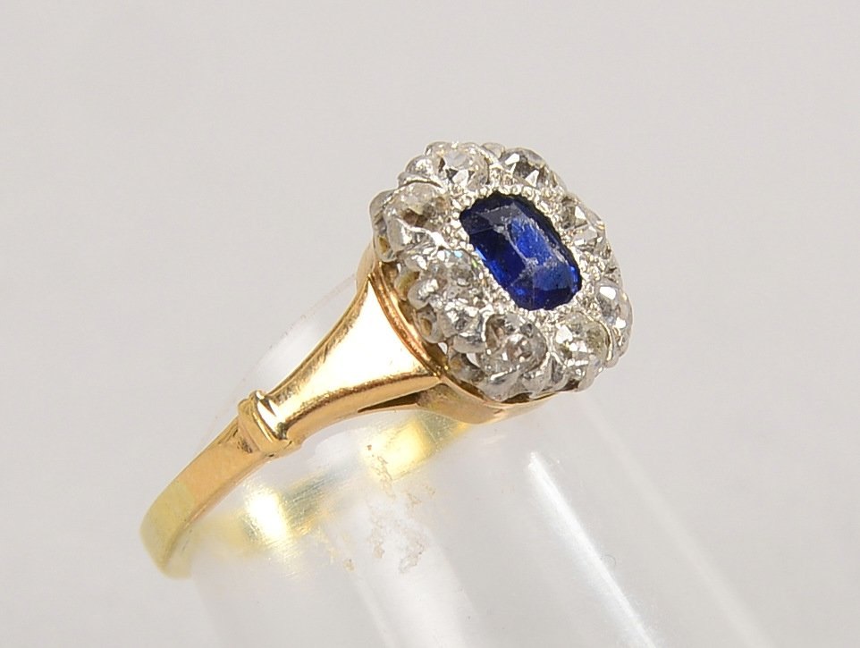 Ring, 585 GG (gest.), mit einzelnem Saphir und 8x Diam./ca. 0,40 ct; RG 52, Gew. 3,40 g