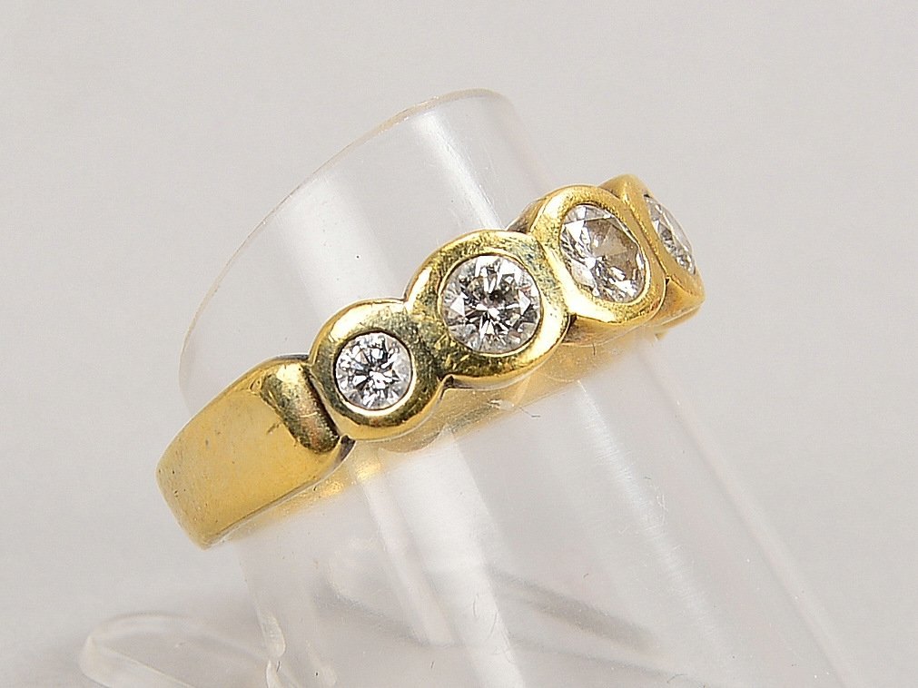 Ring, 750 GG (gest.), mit 5-f. Brillantbesatz/ca. 0,83 ct; RG 55, Gew. 6,90 g