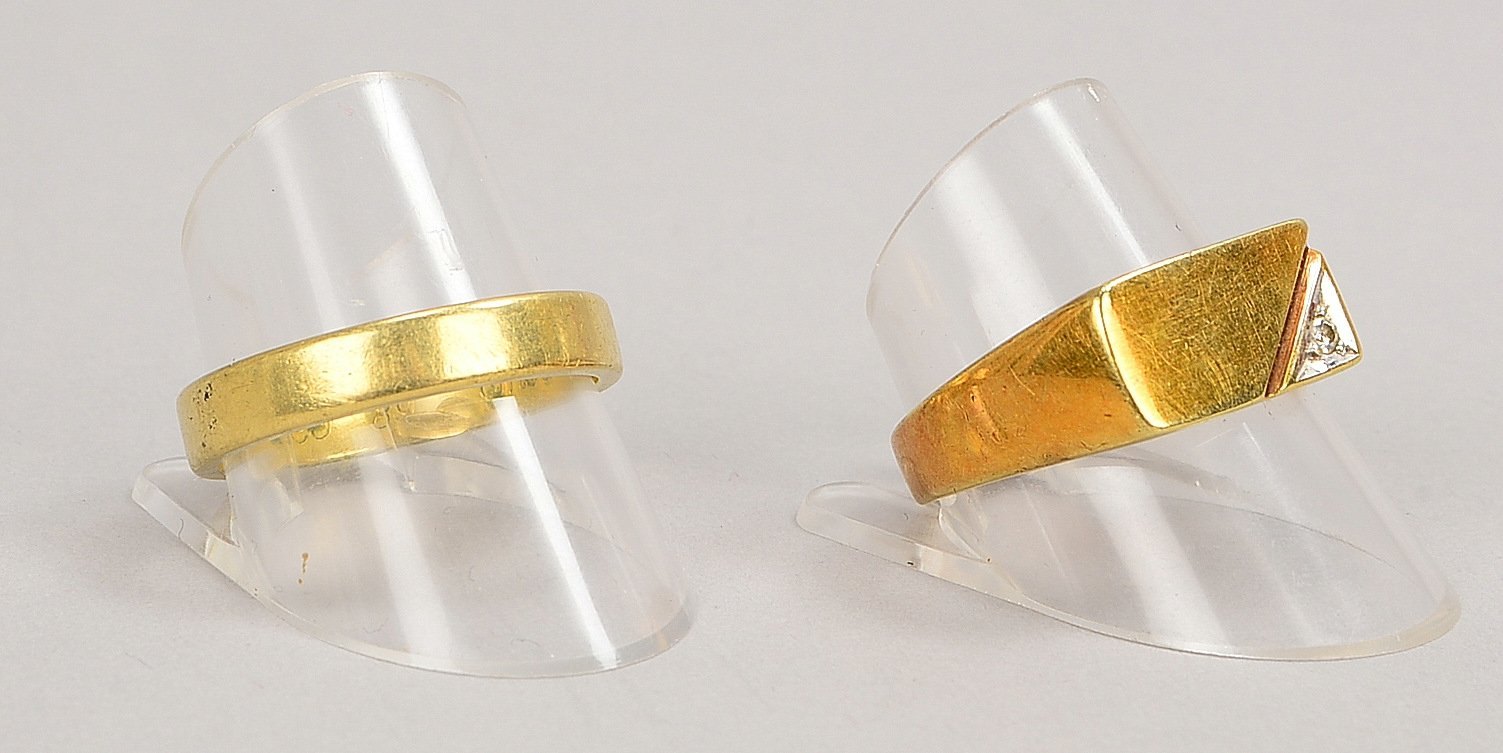 2 Ringe, 585 GG (gest.): 1x mit kl. Diam./ca. 0,03 ct, 1x Innenschiene grav.; Gew. 11,50 g