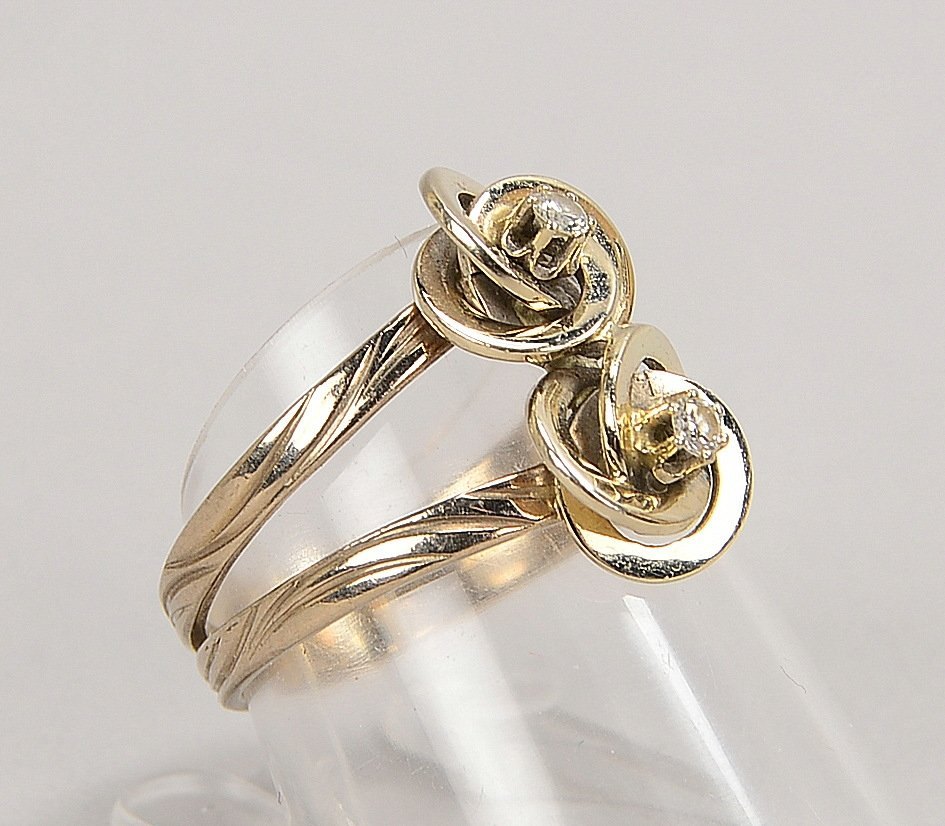 Ring, 750 WG (gest.), besetzt mit 2x kl. Brill./zus. ca. 0,06 ct; RG 56, Gew. 4,80 g