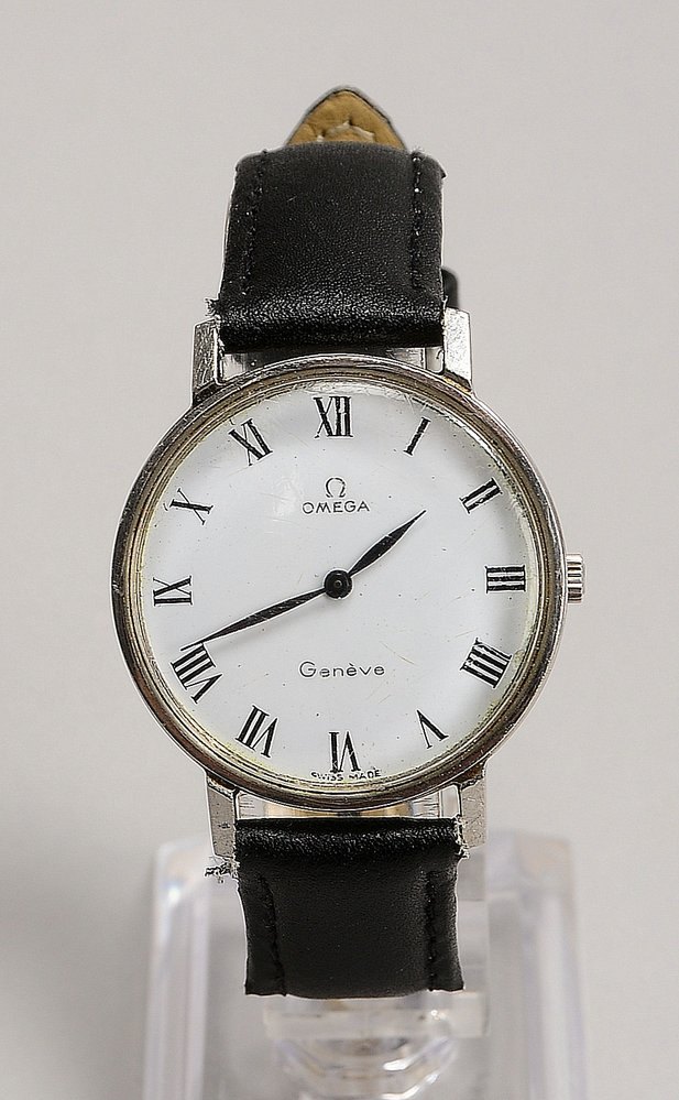 HAU (1970er/1980er J.), Omega, Handaufzug, an Lederarmband; Geh. Ø 32 mm