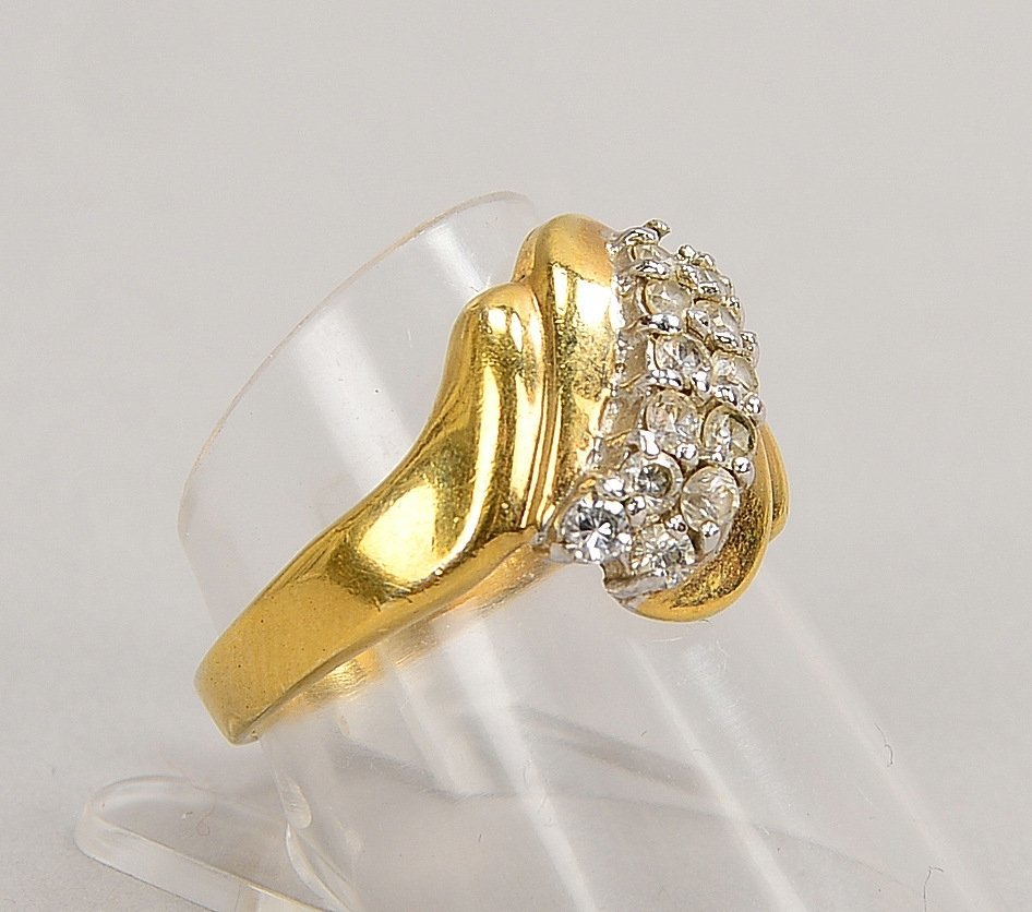Ring, 750 GG (gest.), mit 13x kl. Mosainiten; RG 56, Gew. 4 g (Stein fehlt)