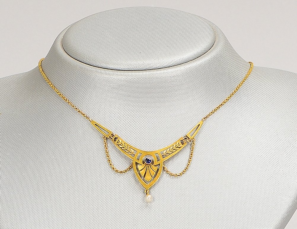 Collier, 333 GG (gest.), Art déco-Anh. mit Saphir und Perle; Länge Kette 48 cm, Gew. zus. 6,30 g