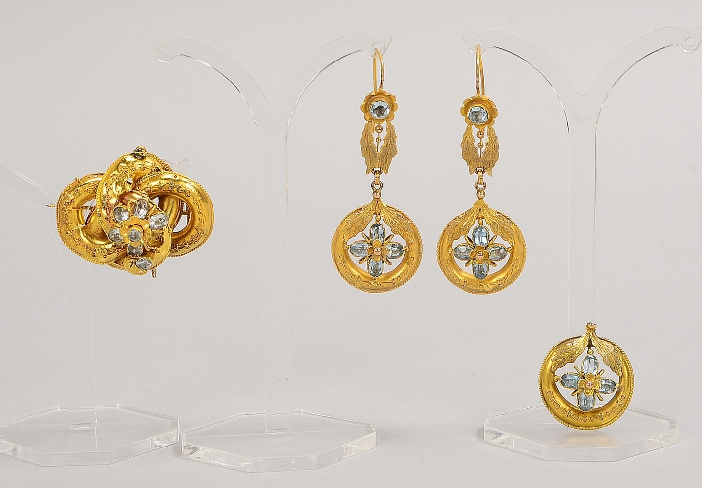 Schmuckset mit Aquamarin(?), 3-tlg.: 585 GG-Brosche, 333 GG-Anh. und Ohrhänger