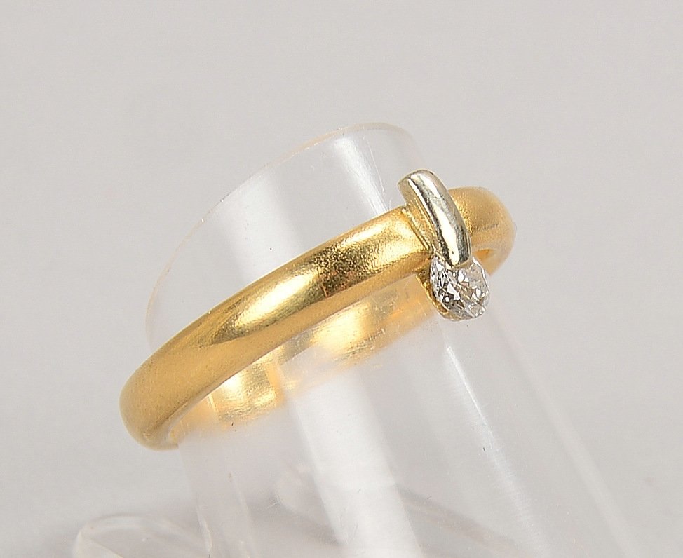 Ring, 750 GG/WG (gest.), besetzt mit kl. Brill. von ca. 0,18 ct; RG 56, Gew. 4,70 g