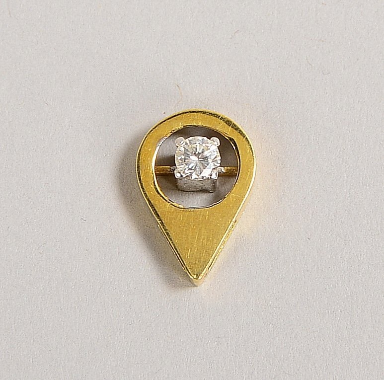 Anhänger, 585 GG (gest.), besetzt mit kl. Brill. von ca. 0,18 ct; Länge 1,5 cm, Gew. 1,40 g