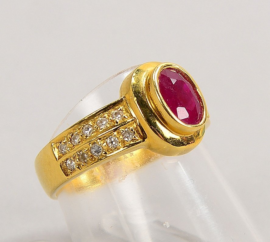 Ring, 750 GG (gest.), besetzt mit einzelnem Rubin und 20x kl. Diam.; RG 55, Gew, 5,50 g