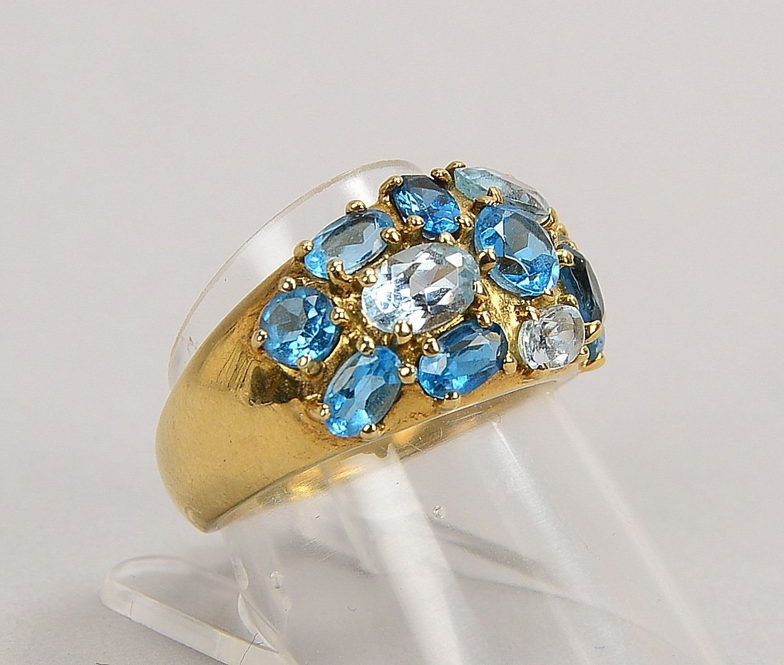 Ring, 375 GG (gest.), mit Blautopasen und synthet. Aquamarinen; RG 57, Gew. 4,60 g