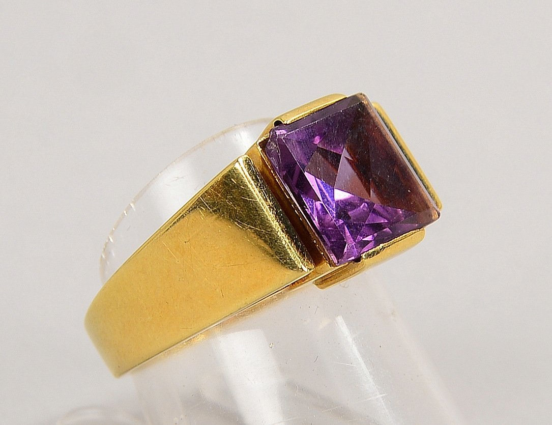 Ring, 585 GG (gest.), mit einzelnem Amethyst, Stein im Caréeschliff; RG 55, Gew. 10 g