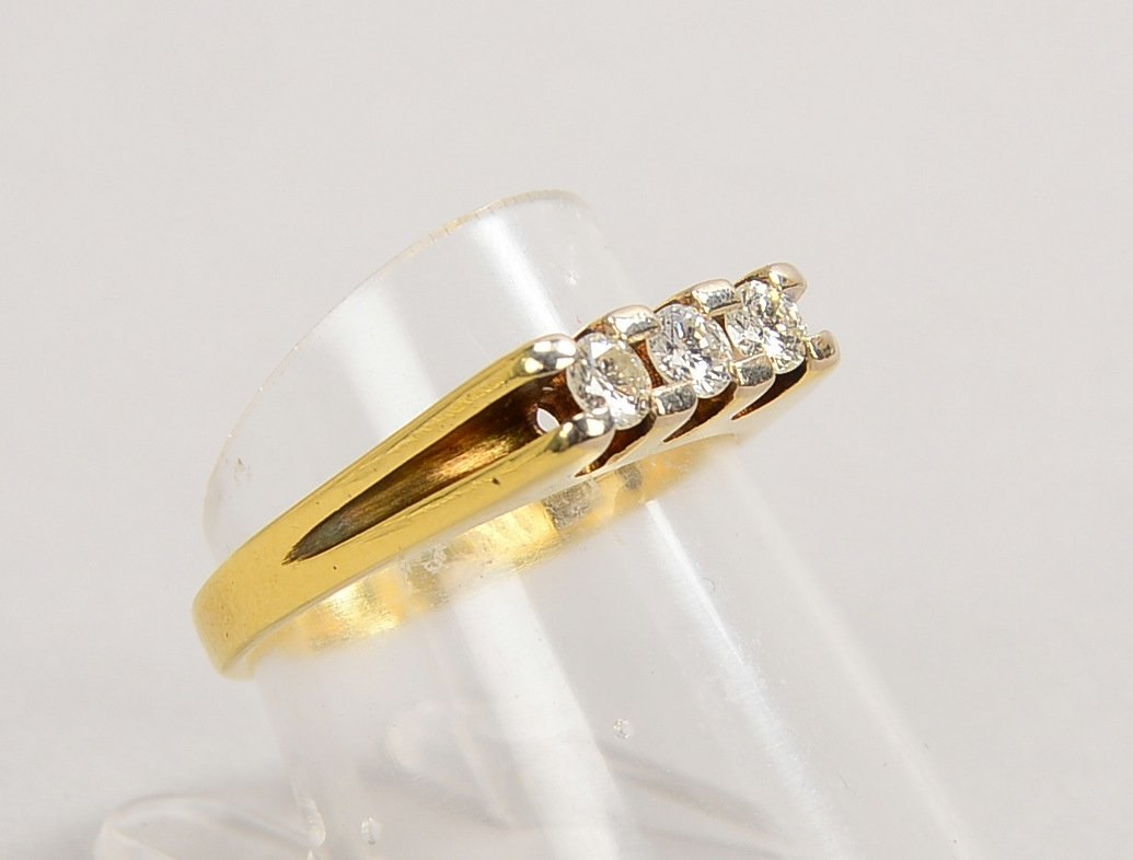 Ring, 585 GG (gest.), besetzt mit 3x kl. Brill./ca. 0,36 ct; RG 55, Gew. 4,40 g