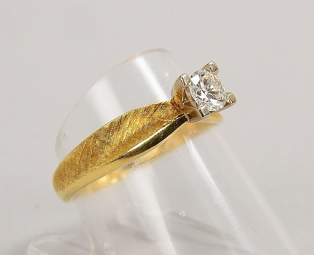 Ring, 585 GG (gest.), besetzt mit einzelnem kl. Brill. von ca. 0,35 ct; RG 55, Gew. 4,30 g