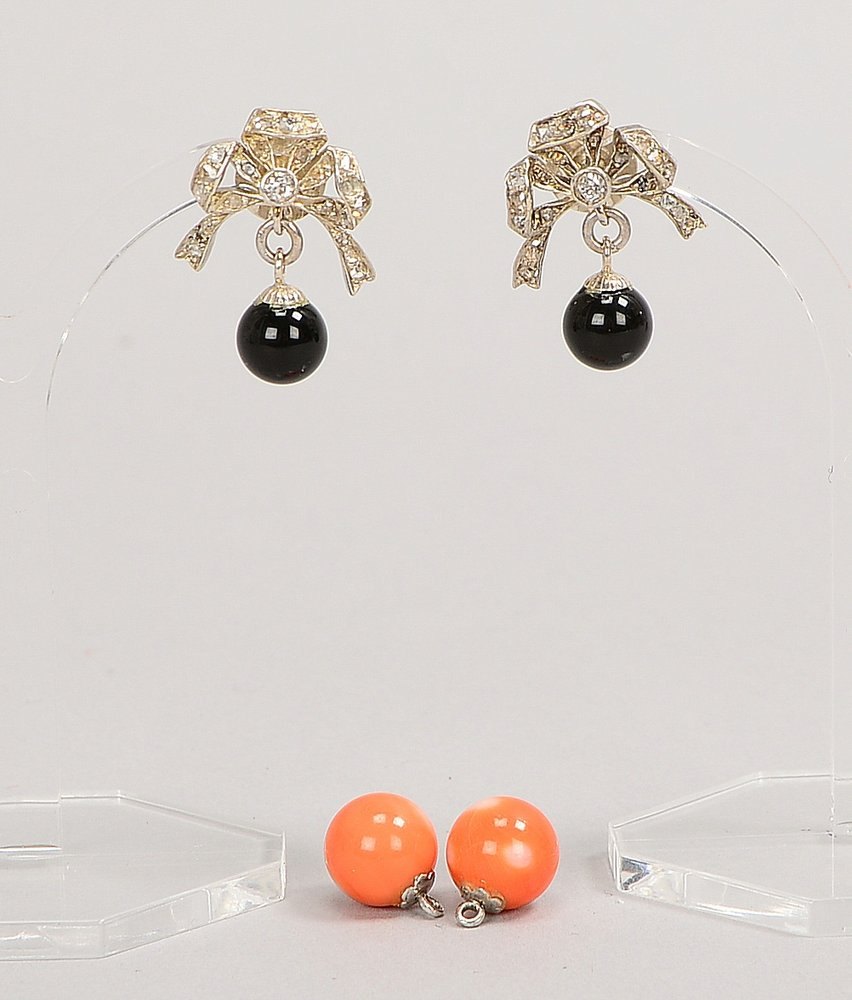 Paar Ohrstecker, Silber, Schleifenform, mit Diam., austauschb. Korallen-/Onyxperle