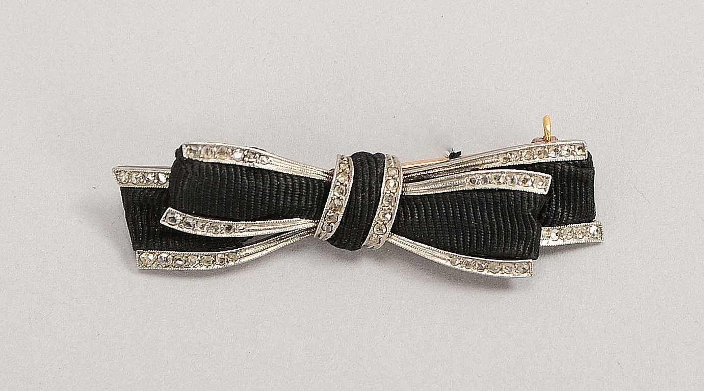Brosche (Art déco), Gold/Silber und Stoff, 'Schleife', mit Diamantrosen; Länge 5 cm