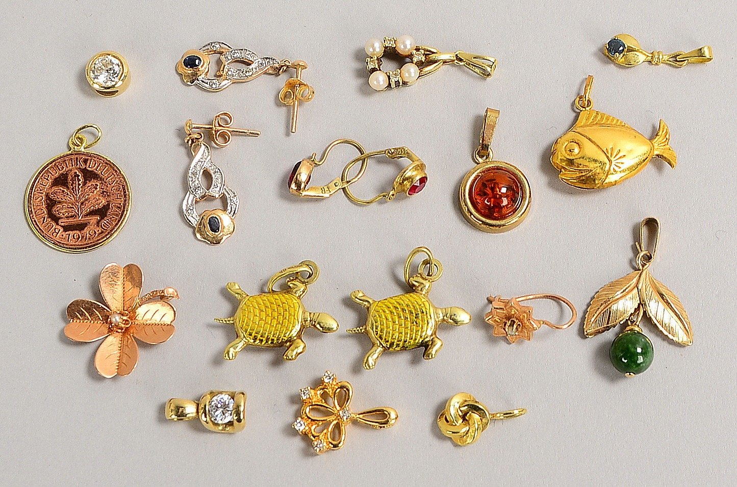 Goldschmuck: div. Anh./2x Ohrhänger; Gew. 500/585 Gold: 4,50 g, Gew. 333 Gold: 11 g