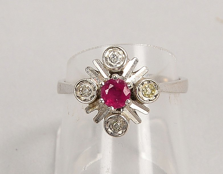 Ring, 585 WG (gest.), mit einzelnem Rubin und 4x kl. Diam.; RG 53, Gew. 3,30 g