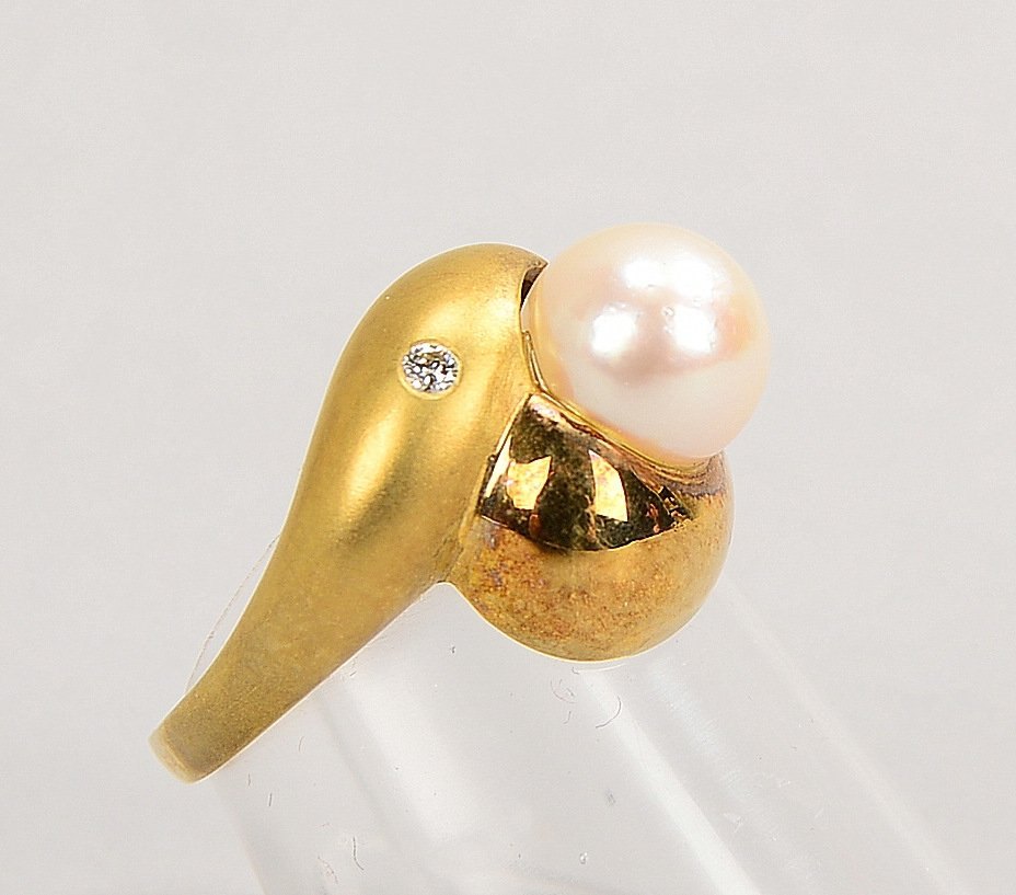 Ring, 585 GG (gest.), mit einzelner Perle und kl. Diam.; RG 54, Gew. 4,30 g