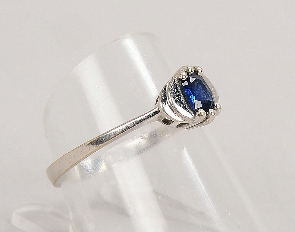 Ring, 585 WG (gest.), besetzt mit fac. Saphir im Ovalschliff; RG 56, Gew. 1,90 g