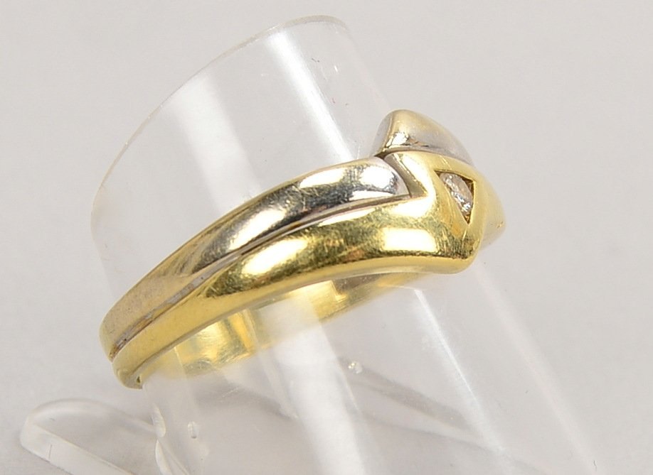 Ring, 585 GG/WG (gest.), besetzt mit kl. Diamant von ca. 0,05 ct; RG 58, Gew. 3,50 g