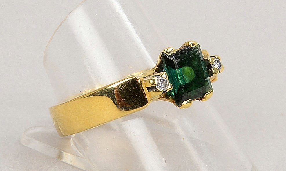 Ring, 585 GG (gest.), mit einzelnem Turmalin und 2x kl. Diam.; RG 62, Gew. 7,60 g