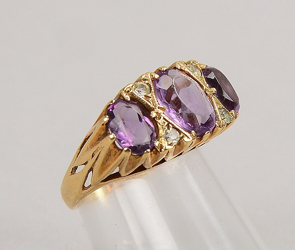 Ring, 375 GG (gest.), mit 3x Amethysten und 4x kl. Diam.; RG 52, Gew. 4,30 g