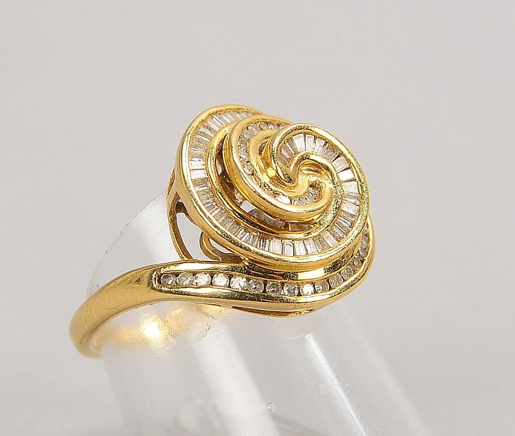 Ring, 585 GG (gest.), mit vielfachem Diamantbesatz; RG 54, Gew. 5 g