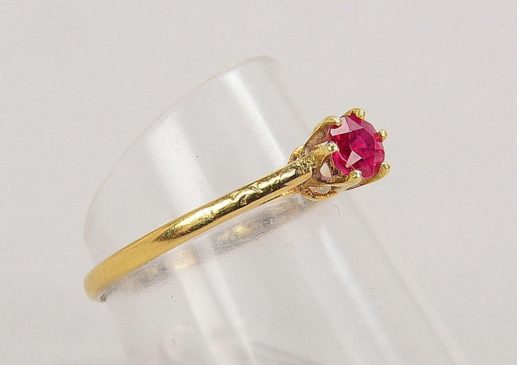 Ring, 585 GG (gepr.), mit einzelnem kleinem Rubin; RG 54, Gew. 1,10 g