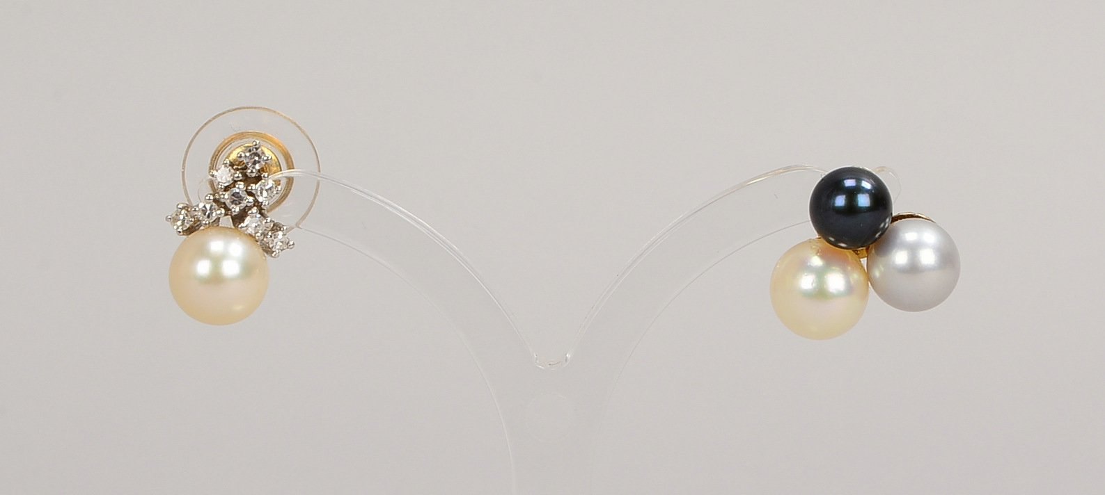 2 Ohrstecker, 585 GG/WG (gest./gepr.), jew. mit Perlenbes., 1x zusätzl. mit Diam.
