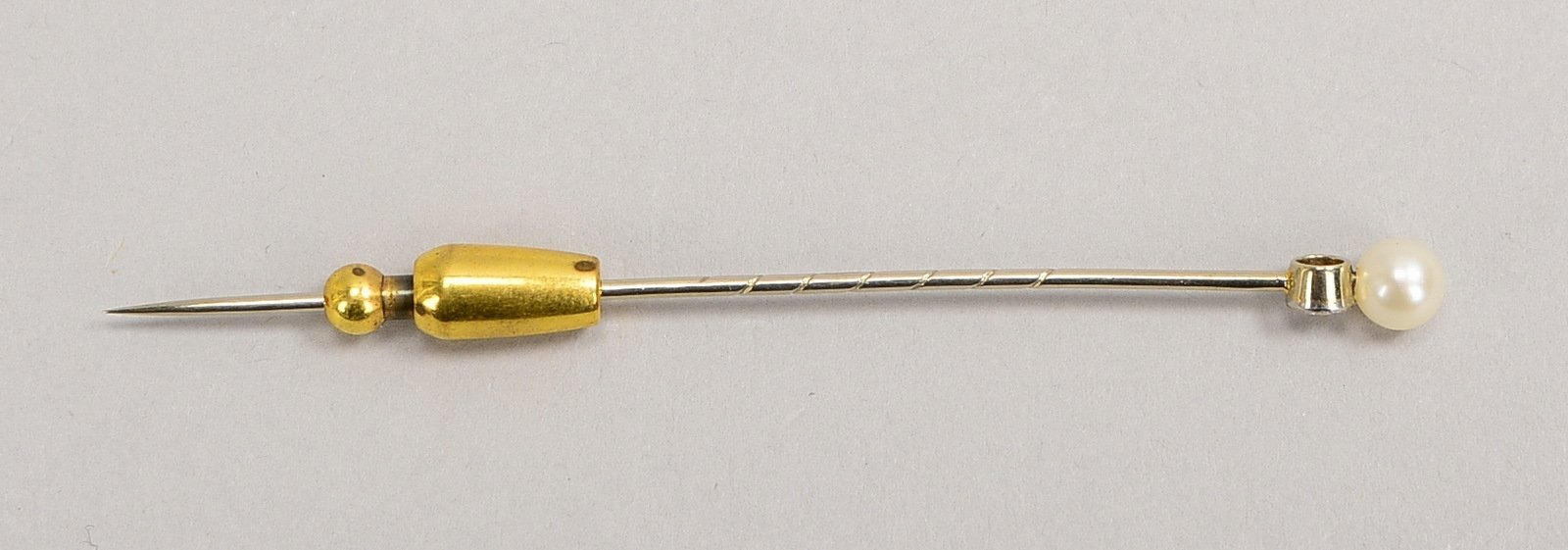 Anstecknadel, 585 WG (gest.), mit Perle und kl. Diamant/ca. 0,15 ct, im Etui; Gew. 1,30 g