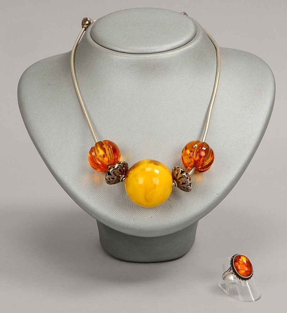 Bernstein-Perlenkette, Länge 44 cm; und Silberring mit Bernstein-Cabochon, RG 56