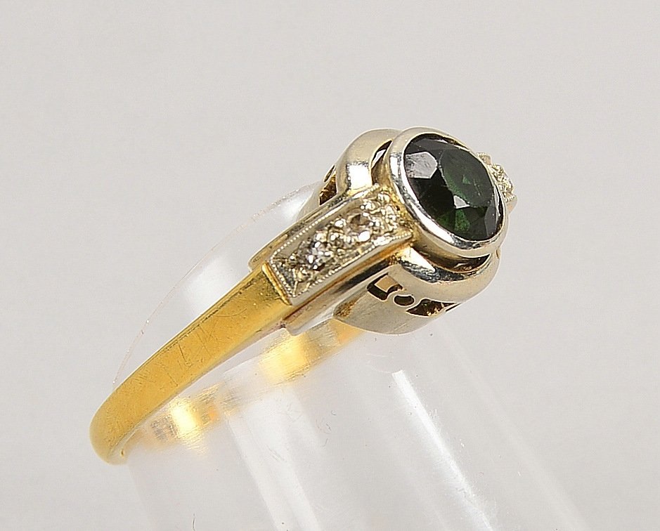 Ring, 585 GG/WG (gest.), mit einzelnem Turmalin und 4x kl. Diam.; RG 53, Gew. 4,50 g