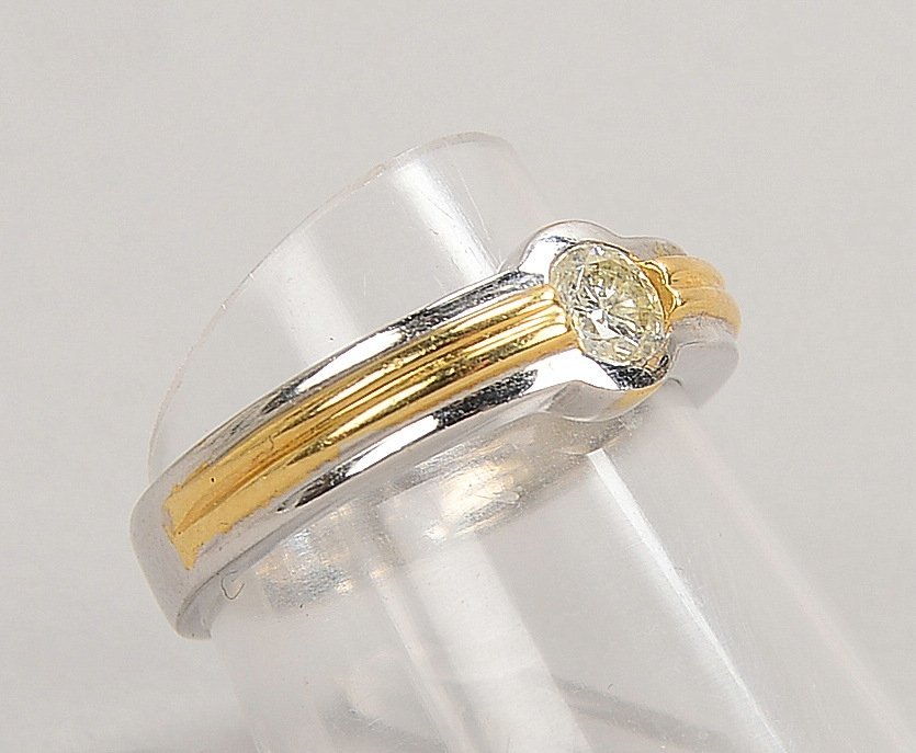 Ring, 585 GG/WG (gest.), mit einzelnem Brillant von ca. 0,24 ct; RG 55, Gew. 4,30 g