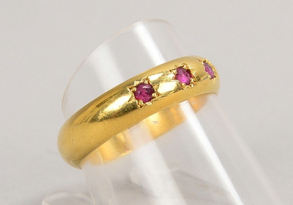 Ring, 585 GG (gest.), mit 3x kl. Rubinen, Innenschiene mit Dat.; RG 56, Gew. 4,30 g
