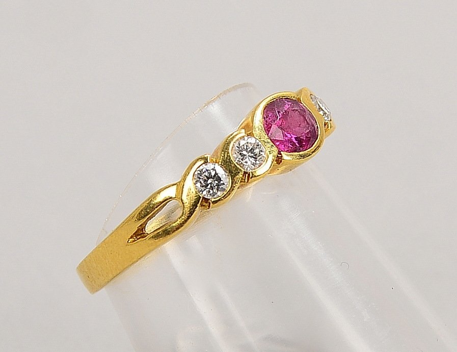 Ring, 750 GG (gest.), mit einzelnem Rubin und 4x kl. Brill.; RG 53, Gew. 3,40 g