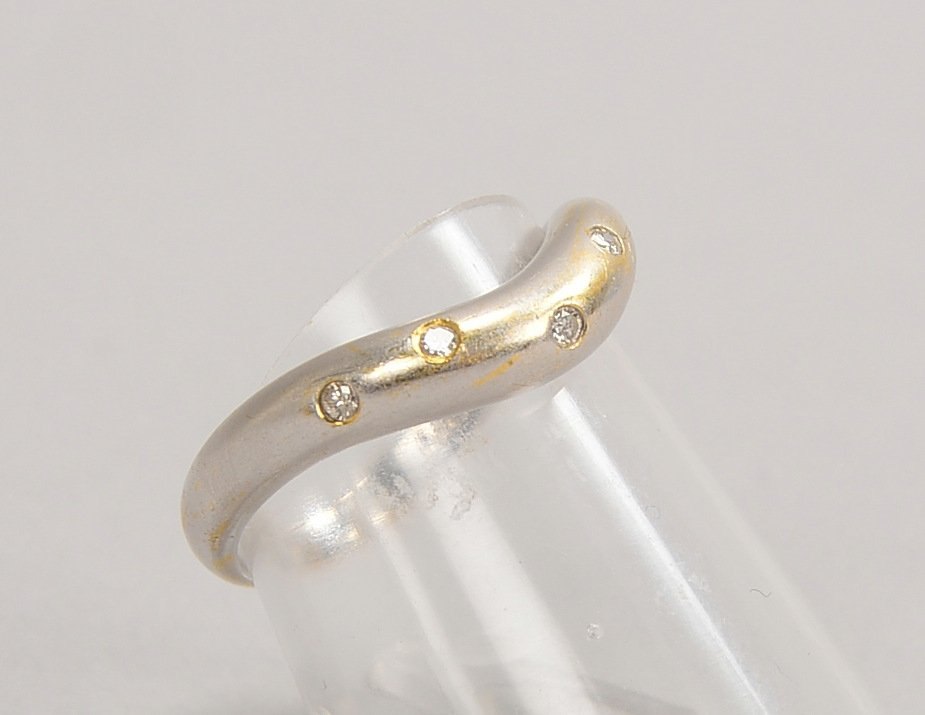 Ring, 750 WG (gest.), geschwungene Schiene mit 5x kl. Brill./ca. 0,07 ct; RG 54, Gew. 4 g