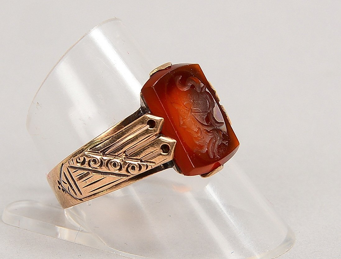 Herrenring, 333 RG (gest.), besetzt mit einer Carneolplatte; RG 62, Gew. 2,80 g