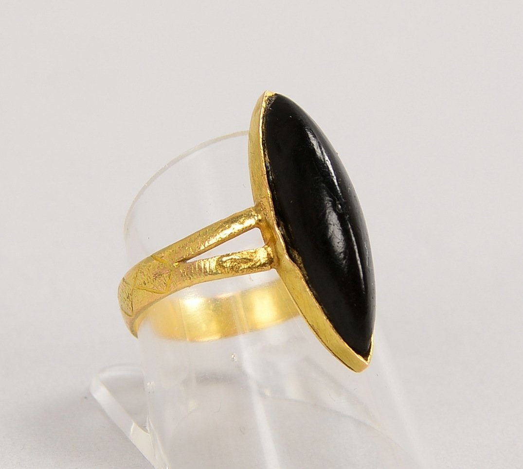 Ring, 585 GG (gepr.), mit Onyx-Cabochon.; RG 56, Gew. 2,70 g