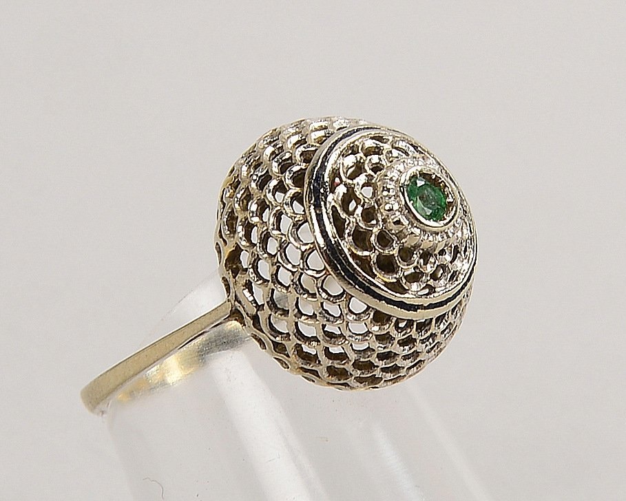 Ring, 750 WG (gest.), gewölbter durchbr. Ringkopf, kl. Smaragd; RG 49/50, Gew. 4,20 g