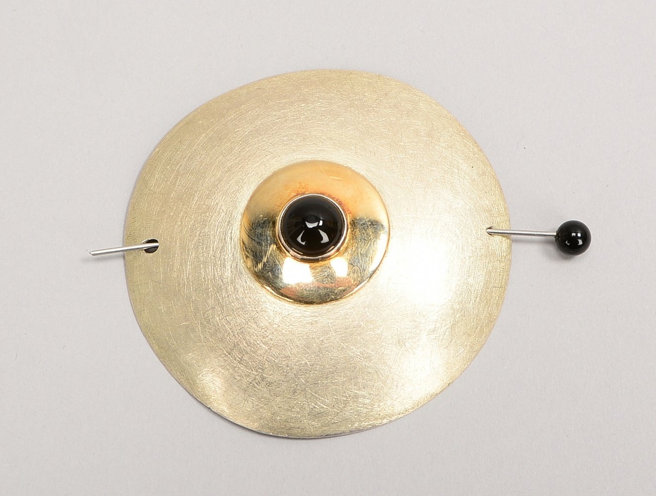 Brosche (Goldschmiedeanf.), Silber/Gold, mit Onyxbesatz; Ø 6,5 cm, Gew. 22 g