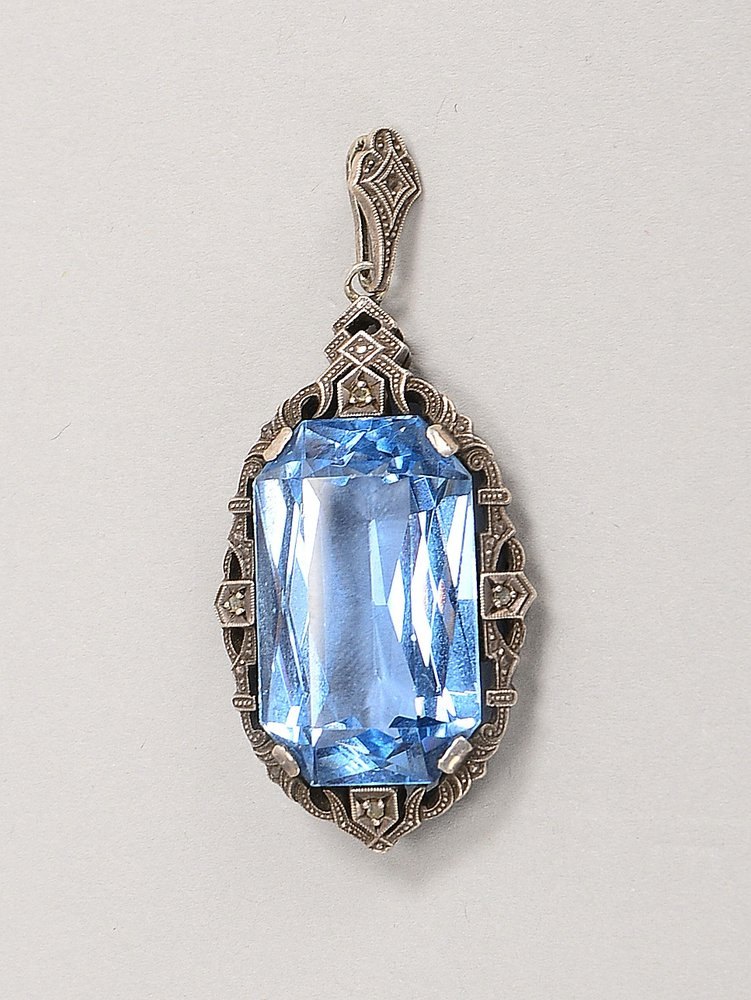 Anhänger (Art déco), Silber, mit Blautopas; Maße 2 x 3,5 cm, Gew. 10,20 g