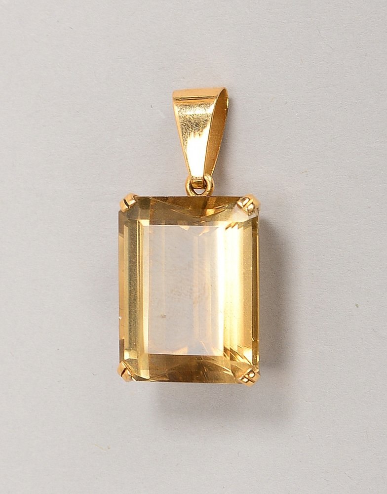 Anh., 750 GG (gest.), besetzt mit Rauchquarz; Maße 16 x 21 mm, Gew. 8,50 g