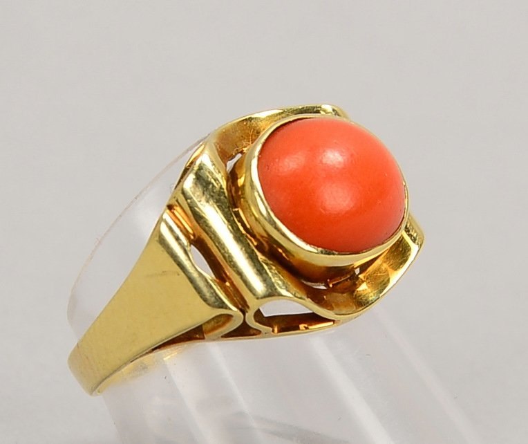 Ring, 585 GG (gest.), mit Korallen-Cabochon; RG 55, Gew. 4,40 g