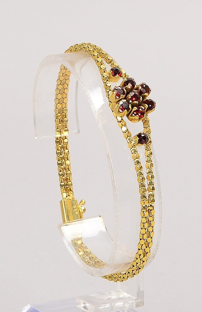 Armband, 333 GG (gest.), mit Granatbesatz, Steckschließe; Länge 18,5 cm, Gew. 7,20 g