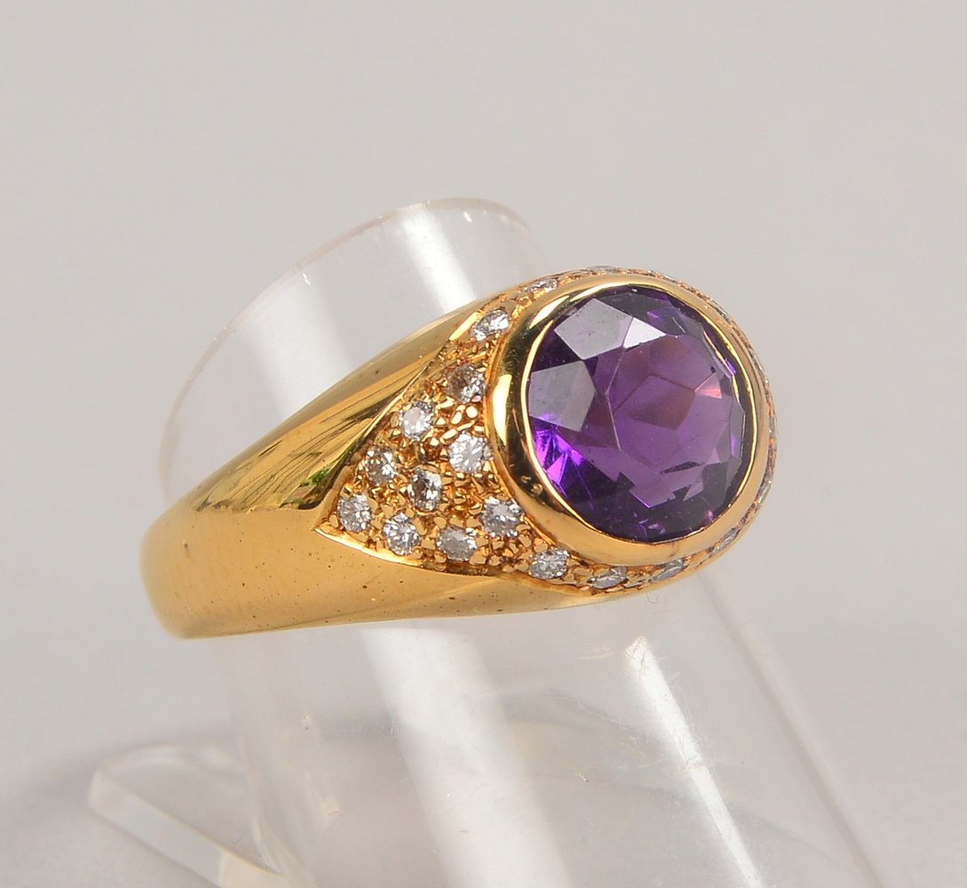 Ring, 585 GG (gest.), mit fac. Amethyst im Rundschliff und 16x kl. Brill.; Gew. 9,80 g