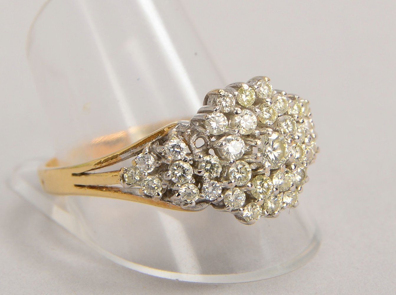 Ring, 585 GG/WG (gest.), mit 41x Brill./ca. 1,30 ct, Weiß - Si; RG 66, Gew. 5,40 g