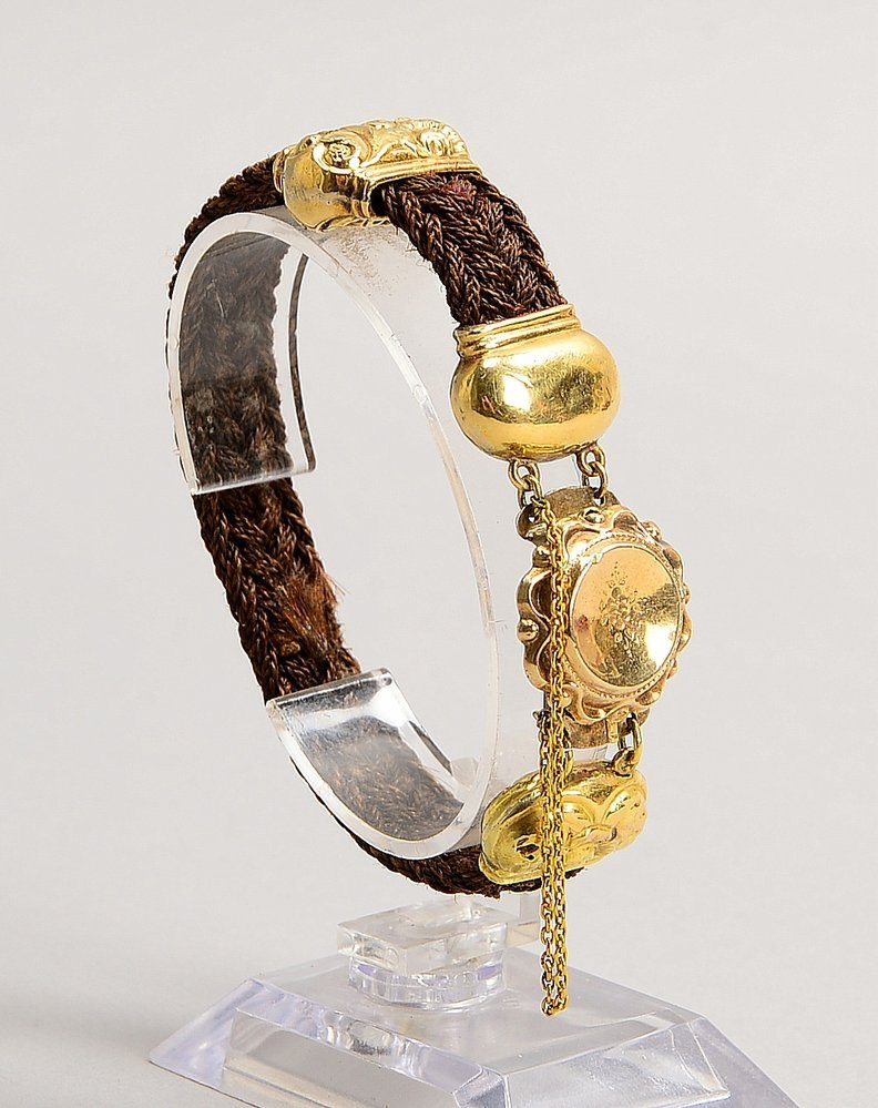 Armband (Biedermeier), mit Echthaar und Schaumgold-Applikationen; Länge 19 cm