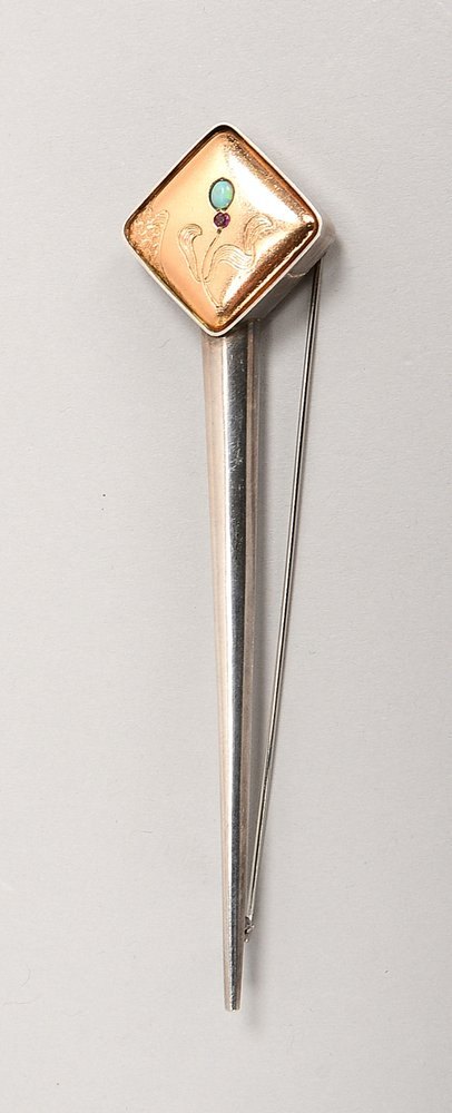 Brosche, Silber/Gold, besetzt mit kl. Opal und kl. Rubin; Länge 10,5 cm, Gew. 10,5 g