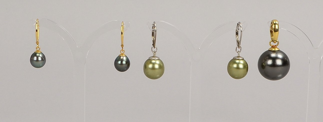Anh. und Paar Ohrhänger, 585 GG, mit Tahitiperle; anbei Ohrh. mit Perle in Metallf.